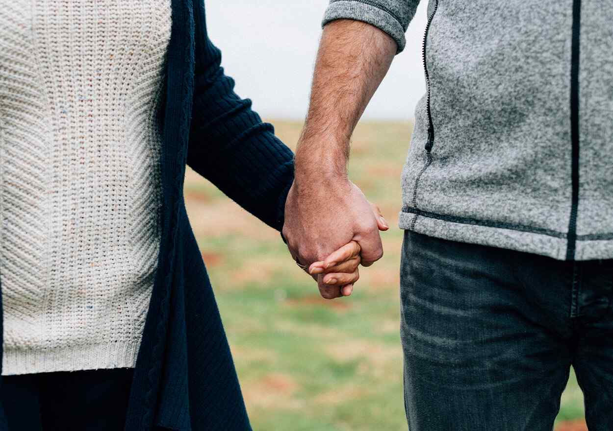 couple holding hands online therapies for couples